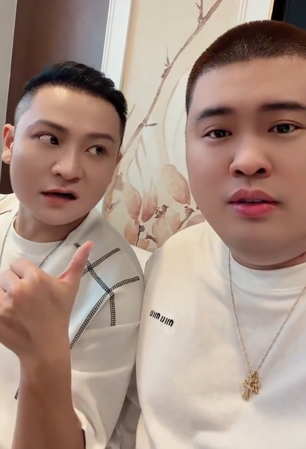 驴姐吐槽二子爷整容:兄弟变“二妹妹”?方丈吐槽自家粉丝“太寒酸”:拿不出手(图4) 驴姐吐槽二子爷整容:兄弟变“二妹妹”?方丈吐槽自家粉丝“太寒酸”:拿不出手(图4)