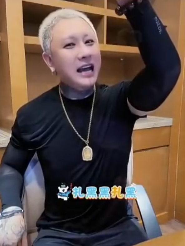 驴姐吐槽二子爷整容:兄弟变“二妹妹”?方丈吐槽自家粉丝“太寒酸”:拿不出手(图5) 驴姐吐槽二子爷整容:兄弟变“二妹妹”?方丈吐槽自家粉丝“太寒酸”:拿不出手(图5)