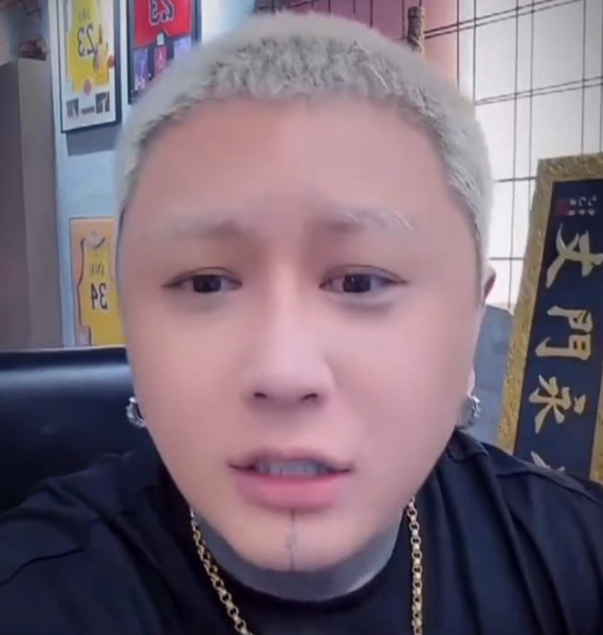 方丈怒怼小冠军闺蜜:别掺和别人家事?驴姐被巴扎黑前妻给气哭(图2) 方丈怒怼小冠军闺蜜:别掺和别人家事?驴姐被巴扎黑前妻给气哭(图2)