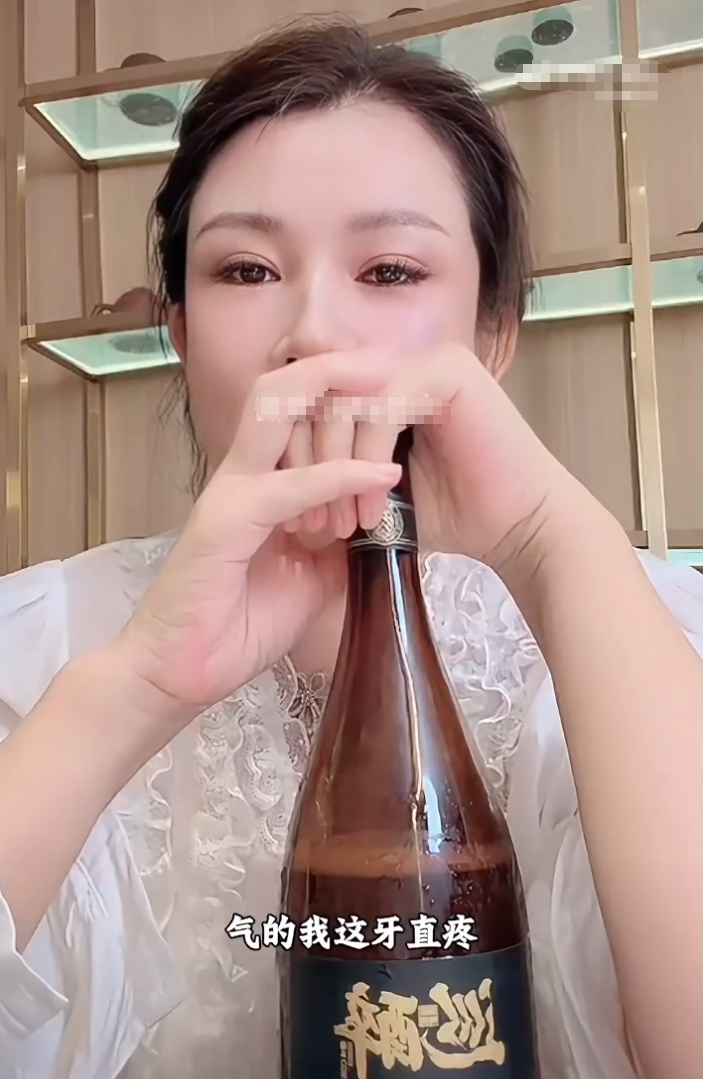 方丈怒怼小冠军闺蜜:别掺和别人家事?驴姐被巴扎黑前妻给气哭(图5) 方丈怒怼小冠军闺蜜:别掺和别人家事?驴姐被巴扎黑前妻给气哭(图5)