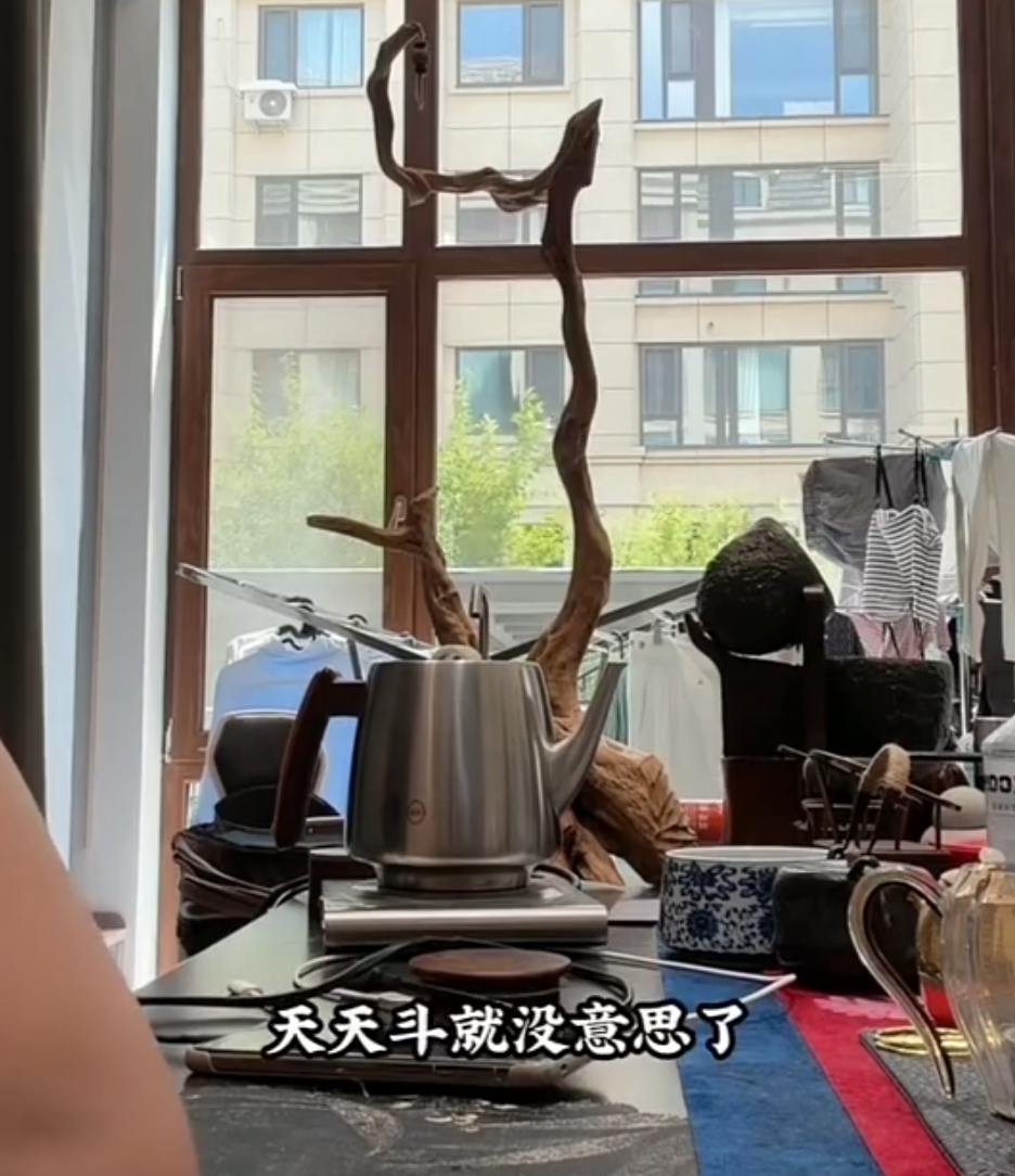 白小白首曝KS公会内幕,否认“保护费”传闻,天佑调侃方丈“假离婚”风波(图4) 白小白首曝KS公会内幕,否认“保护费”传闻,天佑调侃方丈“假离婚”风波(图4)