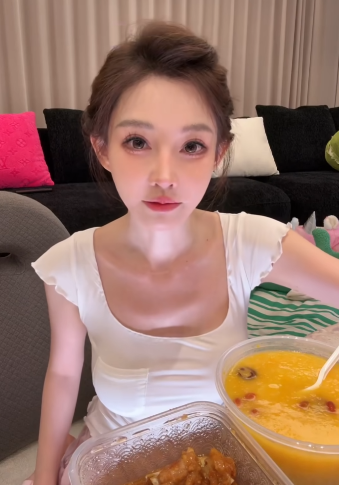二驴回应JLV大舞台几天就得黄:每天开机费15万,冯提莫自曝想拍AI短剧(图4) 二驴回应JLV大舞台几天就得黄:每天开机费15万,冯提莫自曝想拍AI短剧(图4)