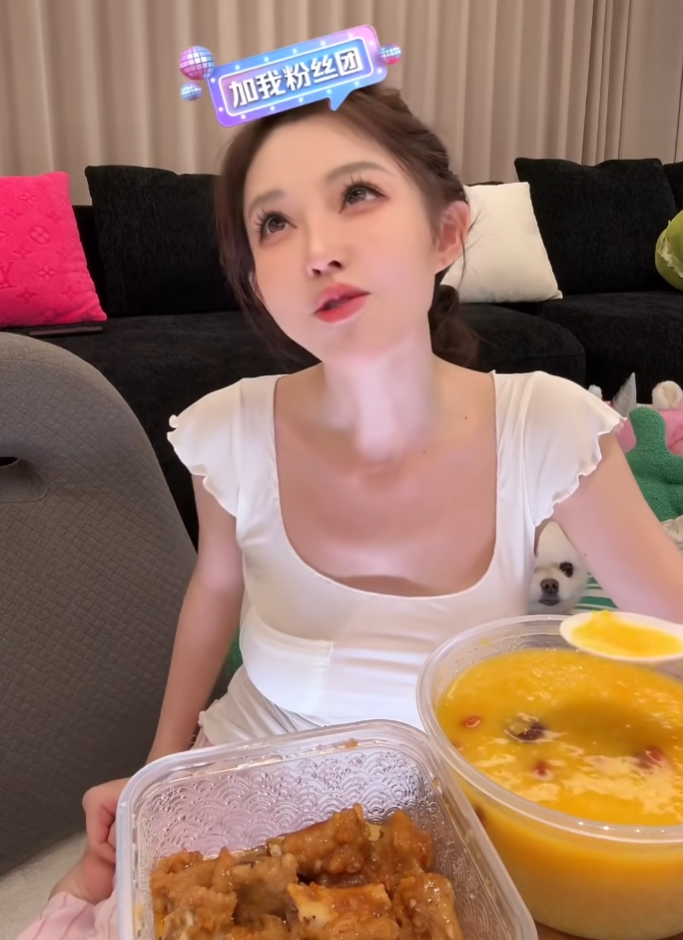 二驴回应JLV大舞台几天就得黄:每天开机费15万,冯提莫自曝想拍AI短剧(图5) 二驴回应JLV大舞台几天就得黄:每天开机费15万,冯提莫自曝想拍AI短剧(图5)