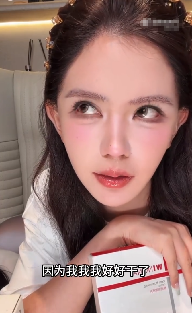 韩安冉首谈两个女儿房产分配?巴扎黑离婚风波后,宣布开启直播带货?(图1) 韩安冉首谈两个女儿房产分配?巴扎黑离婚风波后,宣布开启直播带货?(图1)