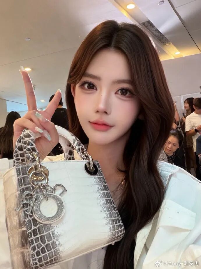 韩安冉首谈两个女儿房产分配?巴扎黑离婚风波后,宣布开启直播带货?(图2) 韩安冉首谈两个女儿房产分配?巴扎黑离婚风波后,宣布开启直播带货?(图2)