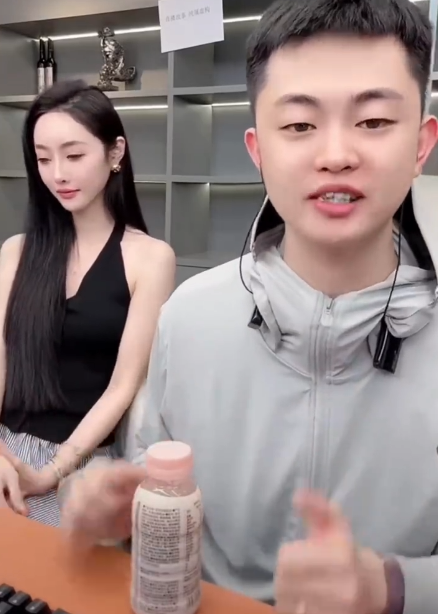 韩安冉首谈两个女儿房产分配?巴扎黑离婚风波后,宣布开启直播带货?(图3) 韩安冉首谈两个女儿房产分配?巴扎黑离婚风波后,宣布开启直播带货?(图3)
