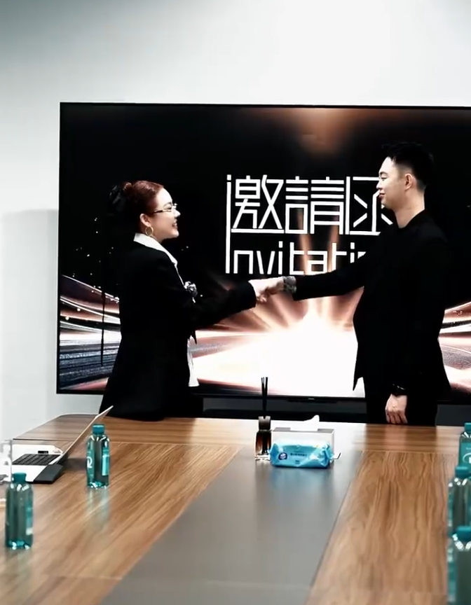 韩安冉首谈两个女儿房产分配?巴扎黑离婚风波后,宣布开启直播带货?(图4) 韩安冉首谈两个女儿房产分配?巴扎黑离婚风波后,宣布开启直播带货?(图4)