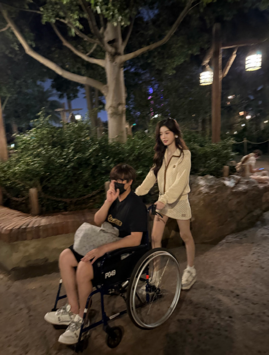 巴旦晒与卢本伟同框照,同游上海迪士尼,二子爷仙洋骂战升级:一方扬言起诉,一方“休战搞钱”(图2) 巴旦晒与卢本伟同框照,同游上海迪士尼,二子爷仙洋骂战升级:一方扬言起诉,一方“休战搞钱”(图2)