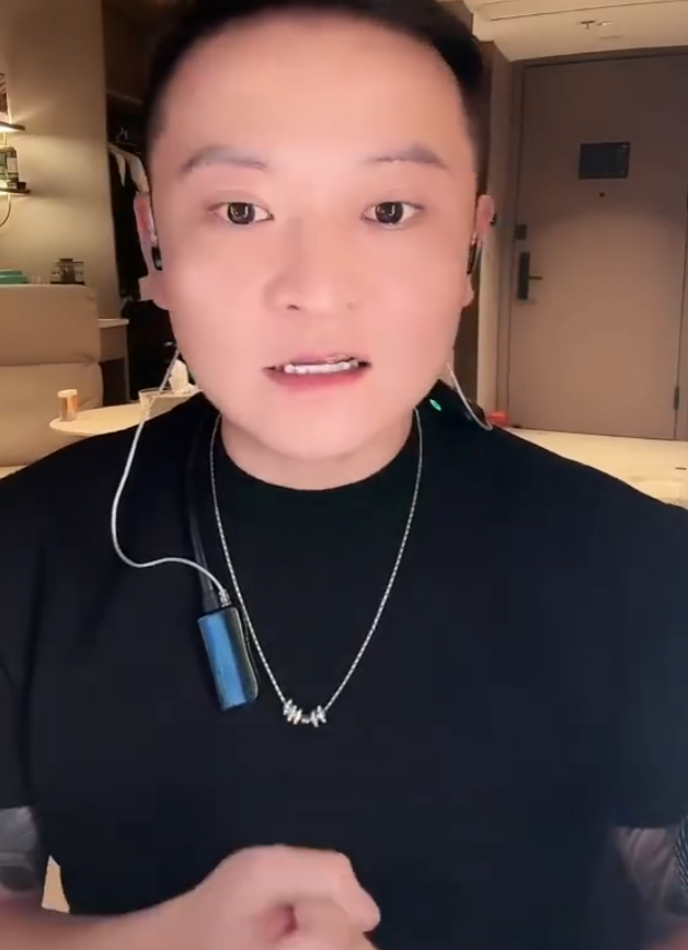 巴旦晒与卢本伟同框照,同游上海迪士尼,二子爷仙洋骂战升级:一方扬言起诉,一方“休战搞钱”(图4) 巴旦晒与卢本伟同框照,同游上海迪士尼,二子爷仙洋骂战升级:一方扬言起诉,一方“休战搞钱”(图4)