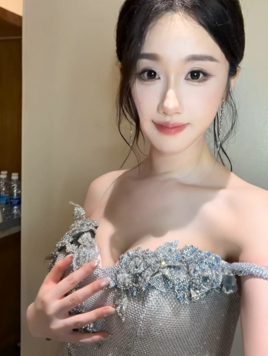 轩子巨2兔酒店换衣忘关镜头,老艺术家险些翻车,画面全程被直播(图1) 轩子巨2兔酒店换衣忘关镜头,老艺术家险些翻车,画面全程被直播(图1)