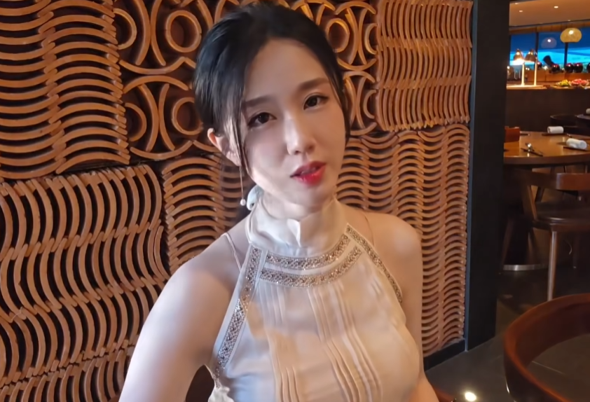 轩子巨2兔酒店换衣忘关镜头,老艺术家险些翻车,画面全程被直播(图7) 轩子巨2兔酒店换衣忘关镜头,老艺术家险些翻车,画面全程被直播(图7)